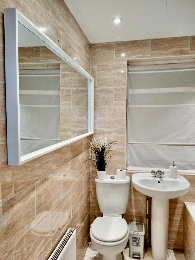 3 Cosy Homes Walking Distance To Mall With Parking Available To Book Separately 3 Bed House Or 1 Bed Apartment Or Studio Londres Extérieur photo