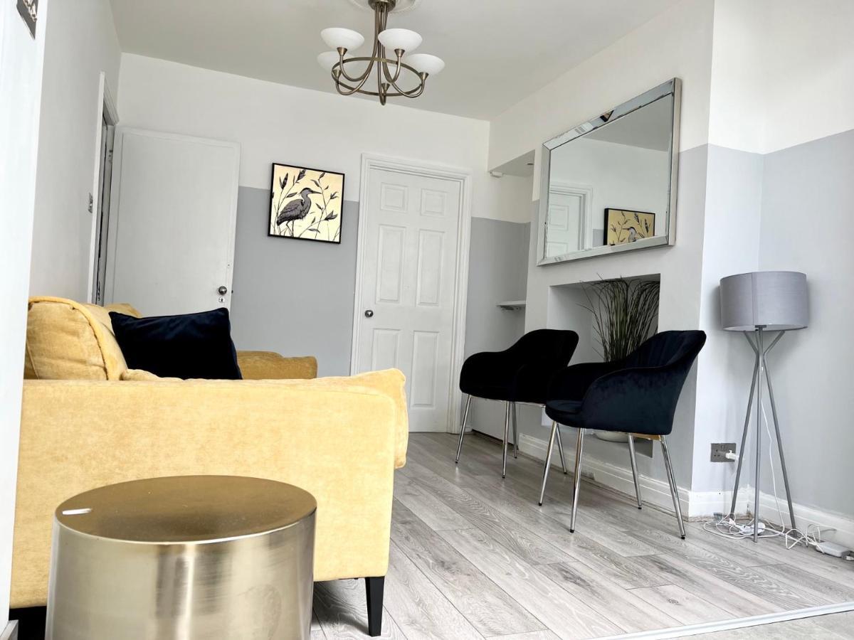 3 Cosy Homes Walking Distance To Mall With Parking Available To Book Separately 3 Bed House Or 1 Bed Apartment Or Studio Londres Extérieur photo
