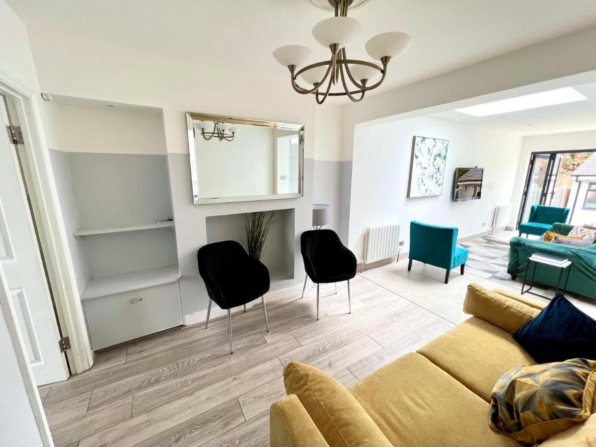 3 Cosy Homes Walking Distance To Mall With Parking Available To Book Separately 3 Bed House Or 1 Bed Apartment Or Studio Londres Extérieur photo