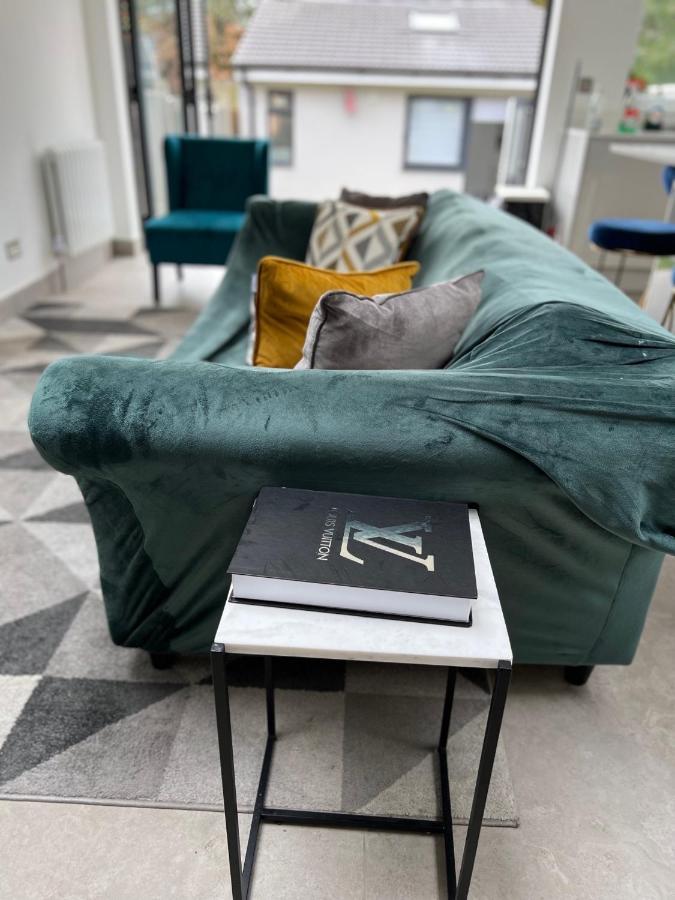 3 Cosy Homes Walking Distance To Mall With Parking Available To Book Separately 3 Bed House Or 1 Bed Apartment Or Studio Londres Extérieur photo