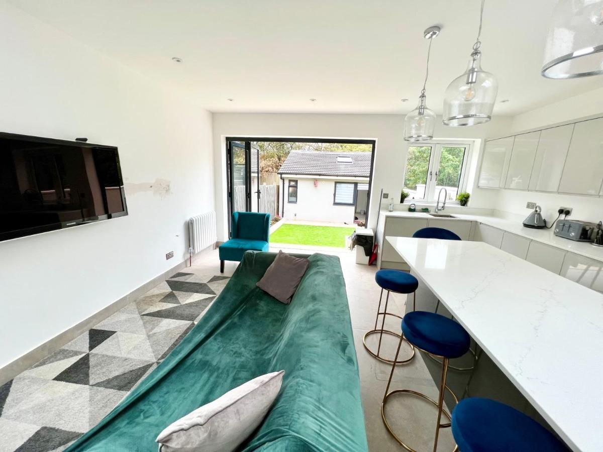 3 Cosy Homes Walking Distance To Mall With Parking Available To Book Separately 3 Bed House Or 1 Bed Apartment Or Studio Londres Extérieur photo