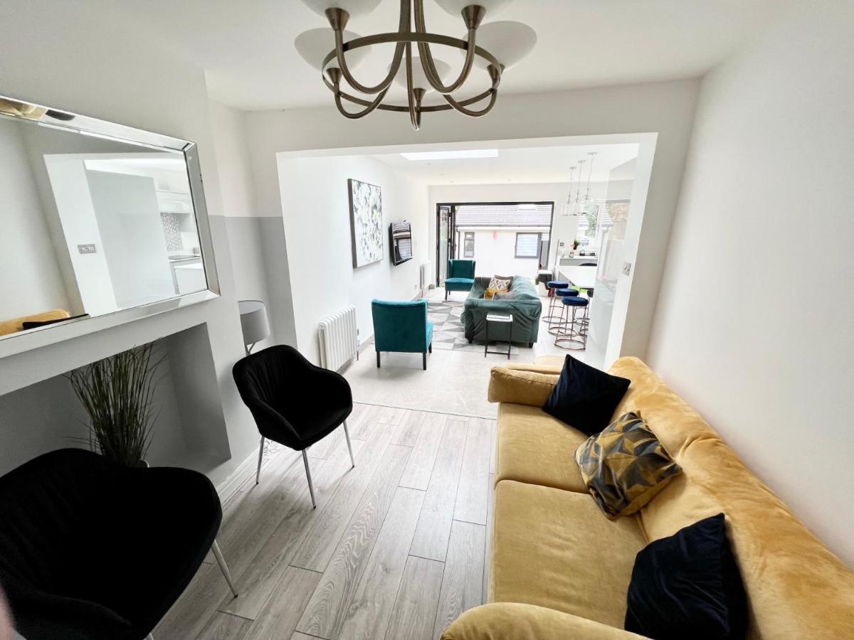 3 Cosy Homes Walking Distance To Mall With Parking Available To Book Separately 3 Bed House Or 1 Bed Apartment Or Studio Londres Extérieur photo