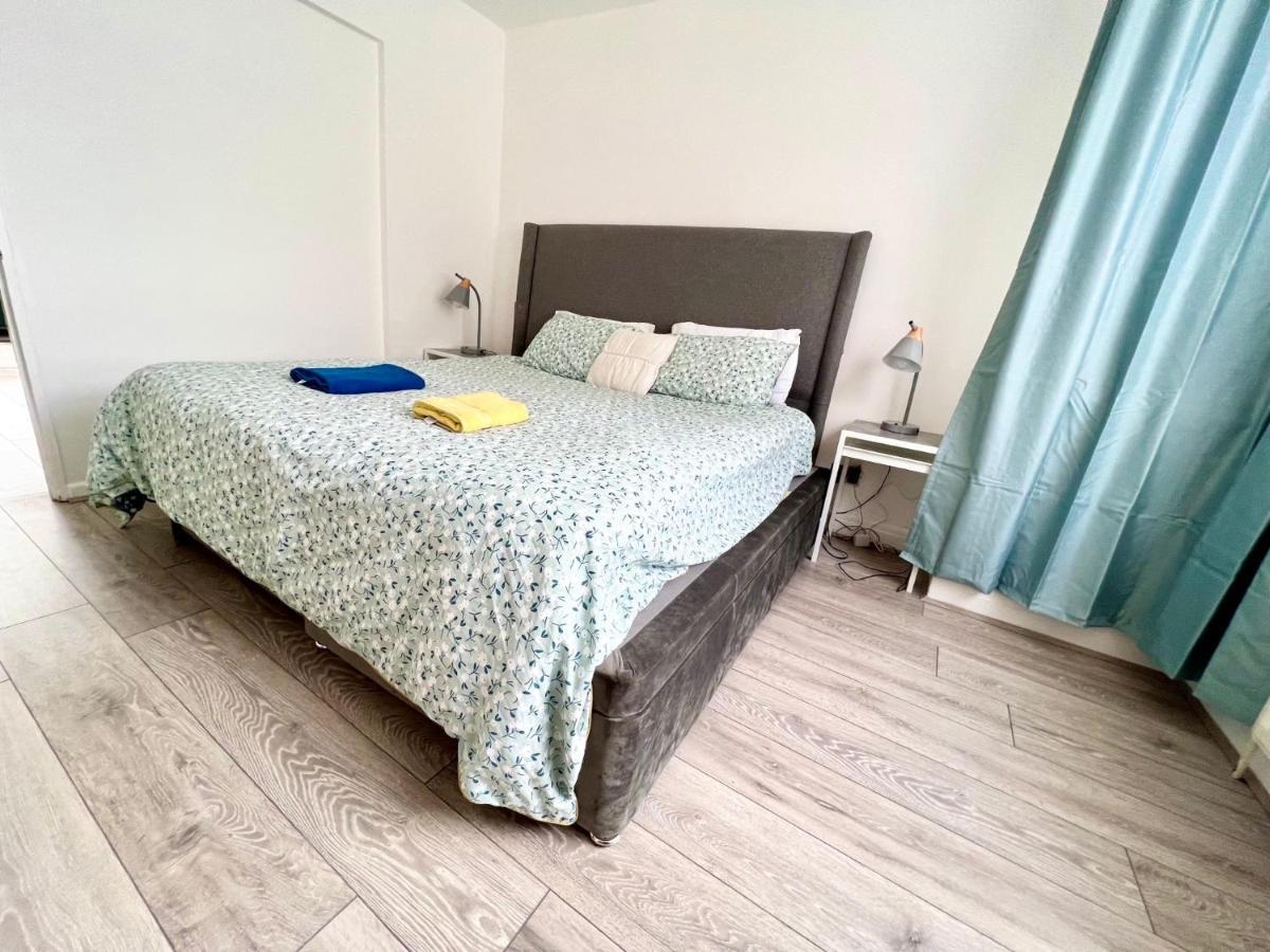 3 Cosy Homes Walking Distance To Mall With Parking Available To Book Separately 3 Bed House Or 1 Bed Apartment Or Studio Londres Extérieur photo