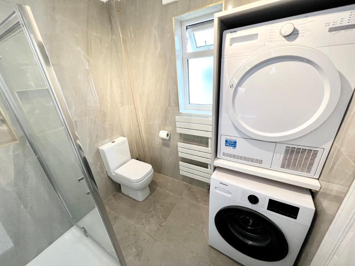 3 Cosy Homes Walking Distance To Mall With Parking Available To Book Separately 3 Bed House Or 1 Bed Apartment Or Studio Londres Extérieur photo