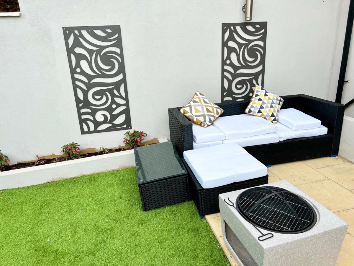 3 Cosy Homes Walking Distance To Mall With Parking Available To Book Separately 3 Bed House Or 1 Bed Apartment Or Studio Londres Extérieur photo