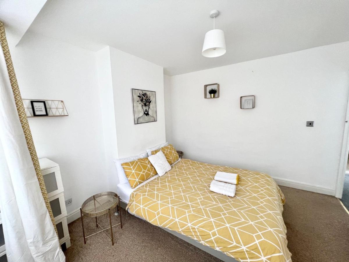 3 Cosy Homes Walking Distance To Mall With Parking Available To Book Separately 3 Bed House Or 1 Bed Apartment Or Studio Londres Extérieur photo