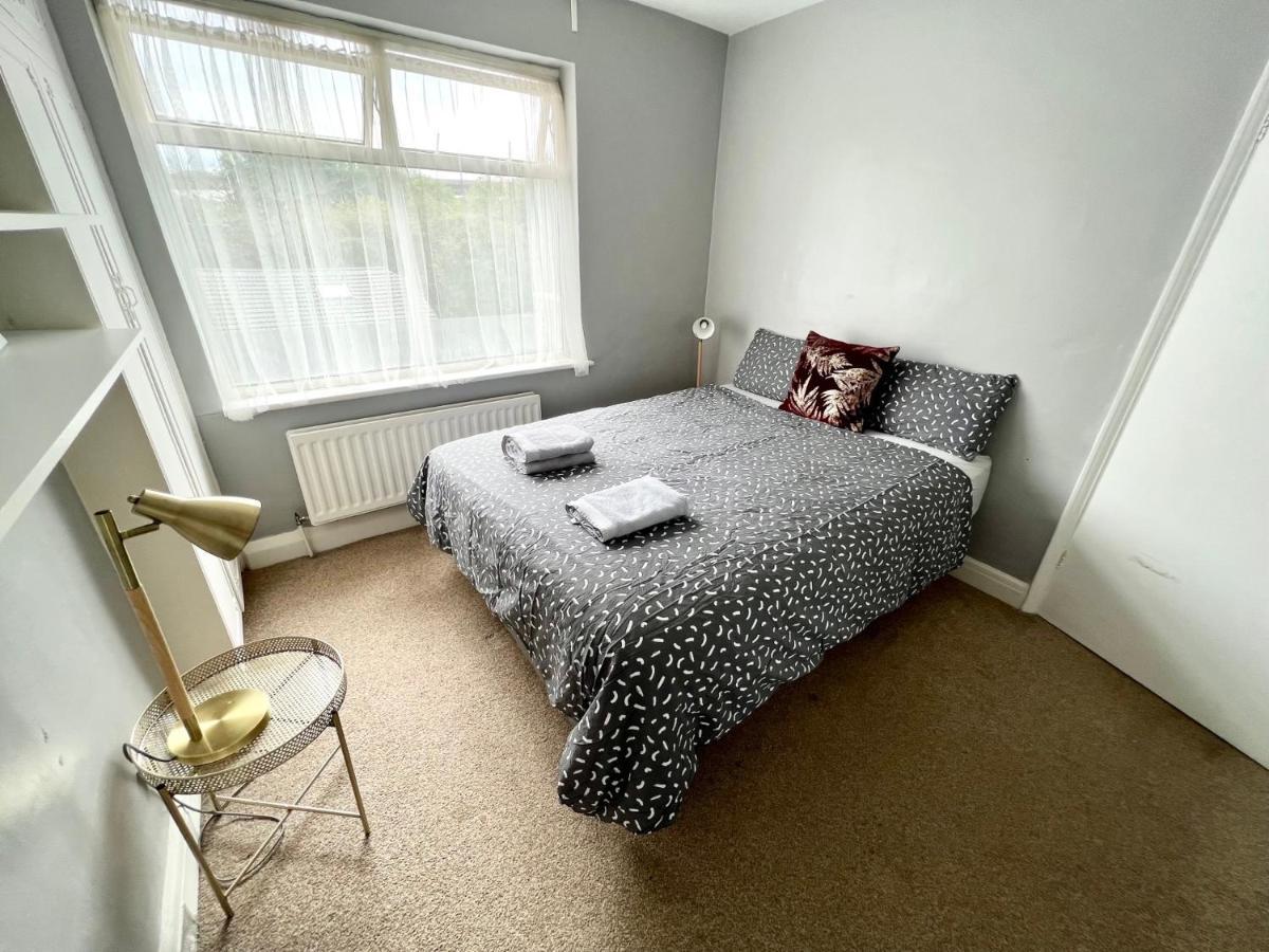3 Cosy Homes Walking Distance To Mall With Parking Available To Book Separately 3 Bed House Or 1 Bed Apartment Or Studio Londres Extérieur photo