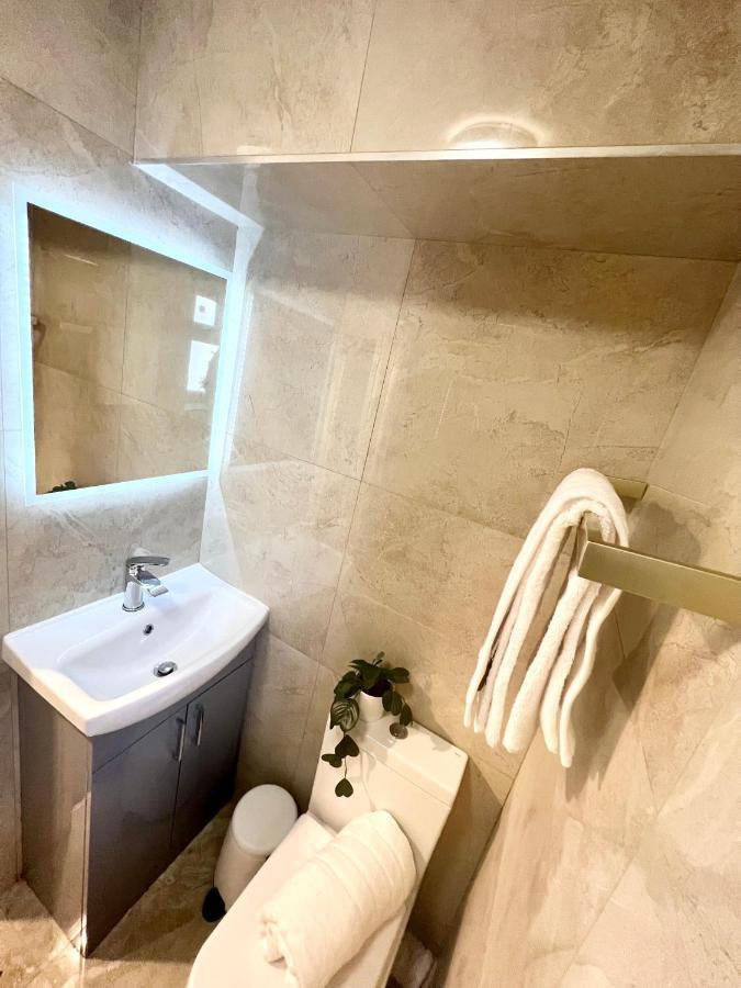 3 Cosy Homes Walking Distance To Mall With Parking Available To Book Separately 3 Bed House Or 1 Bed Apartment Or Studio Londres Extérieur photo