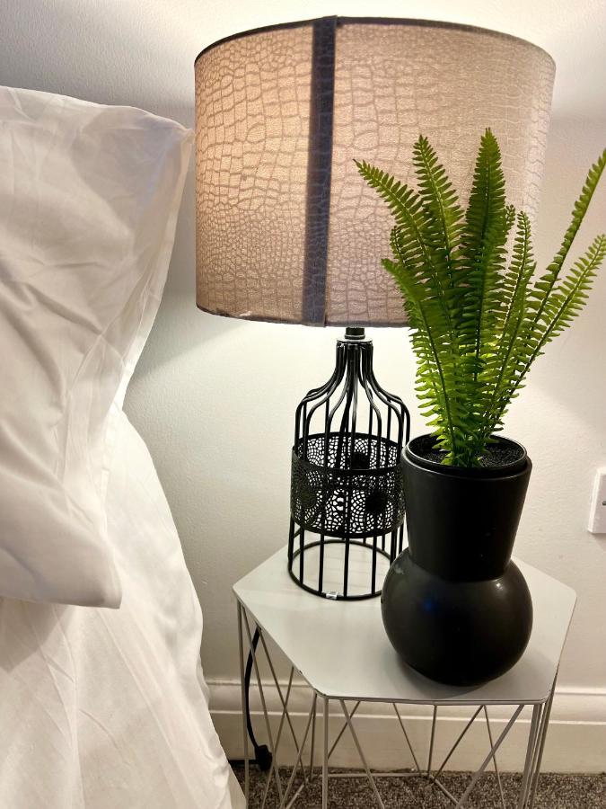 3 Cosy Homes Walking Distance To Mall With Parking Available To Book Separately 3 Bed House Or 1 Bed Apartment Or Studio Londres Extérieur photo