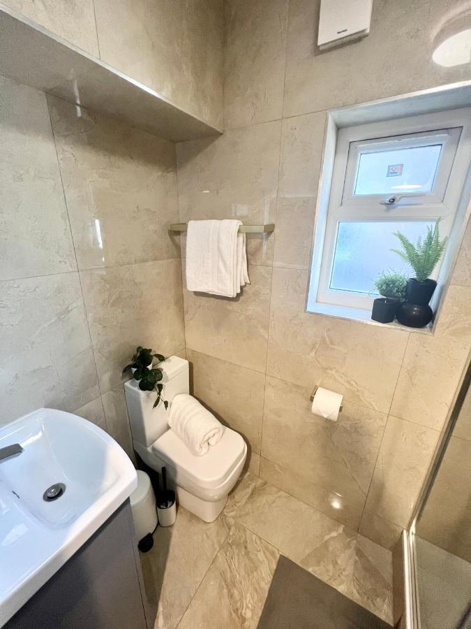 3 Cosy Homes Walking Distance To Mall With Parking Available To Book Separately 3 Bed House Or 1 Bed Apartment Or Studio Londres Extérieur photo