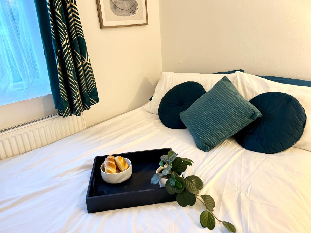 3 Cosy Homes Walking Distance To Mall With Parking Available To Book Separately 3 Bed House Or 1 Bed Apartment Or Studio Londres Extérieur photo