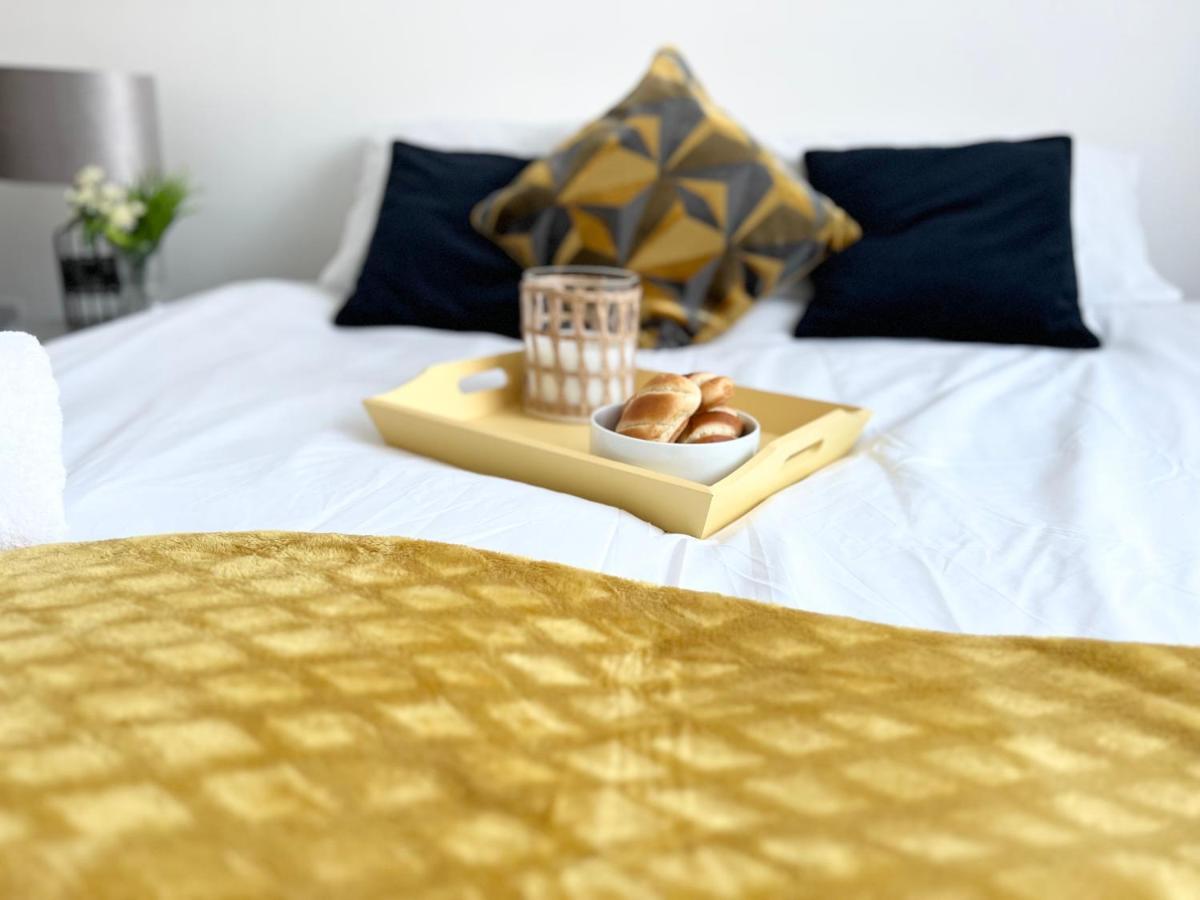 3 Cosy Homes Walking Distance To Mall With Parking Available To Book Separately 3 Bed House Or 1 Bed Apartment Or Studio Londres Extérieur photo