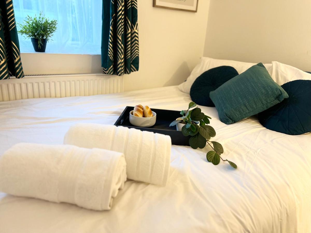 3 Cosy Homes Walking Distance To Mall With Parking Available To Book Separately 3 Bed House Or 1 Bed Apartment Or Studio Londres Extérieur photo
