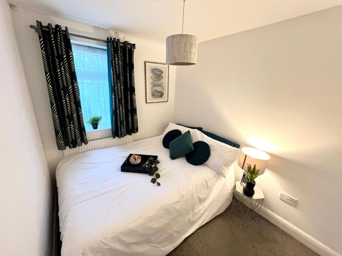 3 Cosy Homes Walking Distance To Mall With Parking Available To Book Separately 3 Bed House Or 1 Bed Apartment Or Studio Londres Extérieur photo