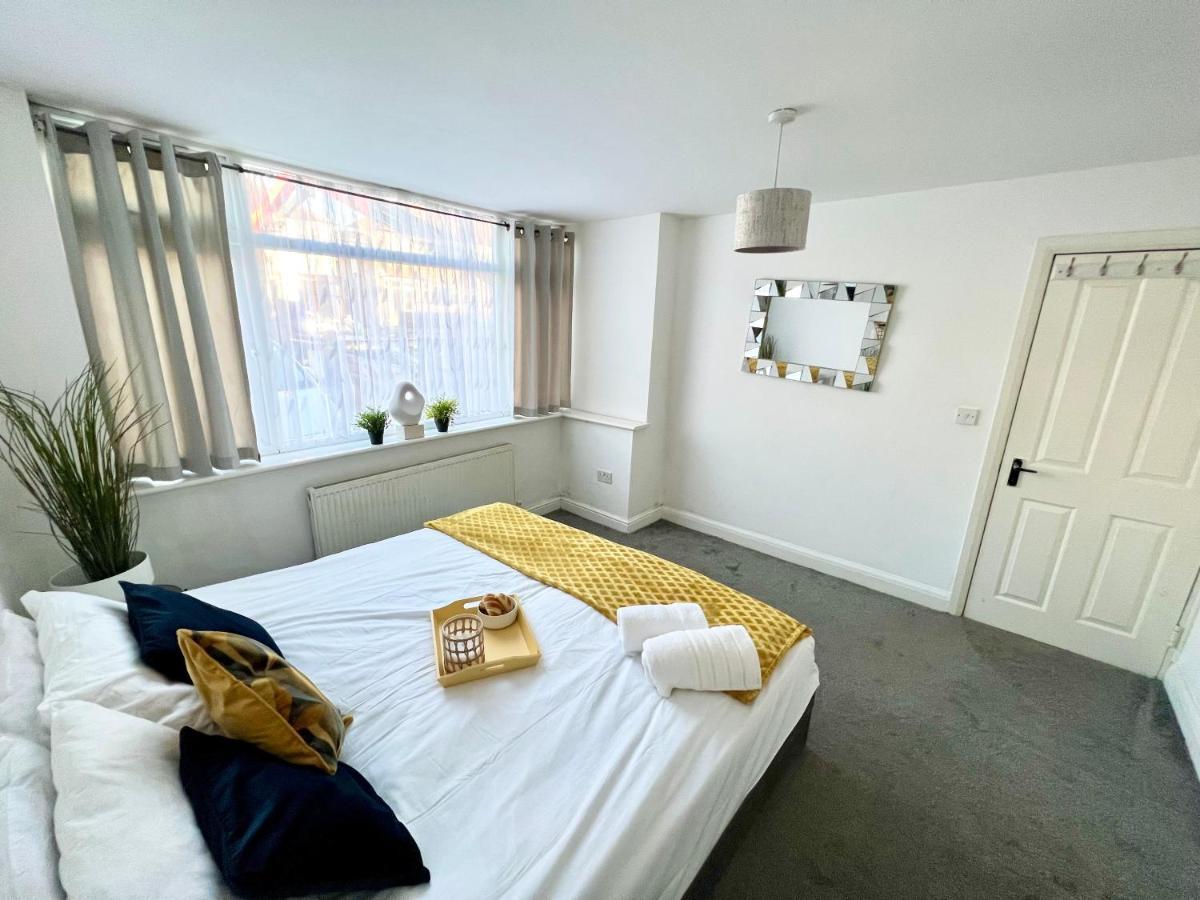 3 Cosy Homes Walking Distance To Mall With Parking Available To Book Separately 3 Bed House Or 1 Bed Apartment Or Studio Londres Extérieur photo