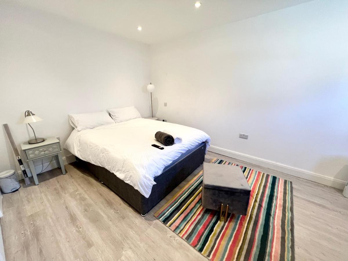 3 Cosy Homes Walking Distance To Mall With Parking Available To Book Separately 3 Bed House Or 1 Bed Apartment Or Studio Londres Extérieur photo