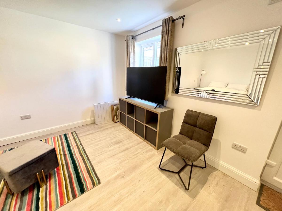 3 Cosy Homes Walking Distance To Mall With Parking Available To Book Separately 3 Bed House Or 1 Bed Apartment Or Studio Londres Extérieur photo