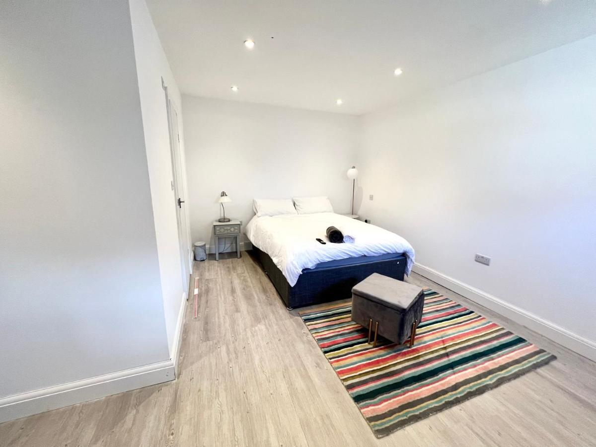 3 Cosy Homes Walking Distance To Mall With Parking Available To Book Separately 3 Bed House Or 1 Bed Apartment Or Studio Londres Extérieur photo