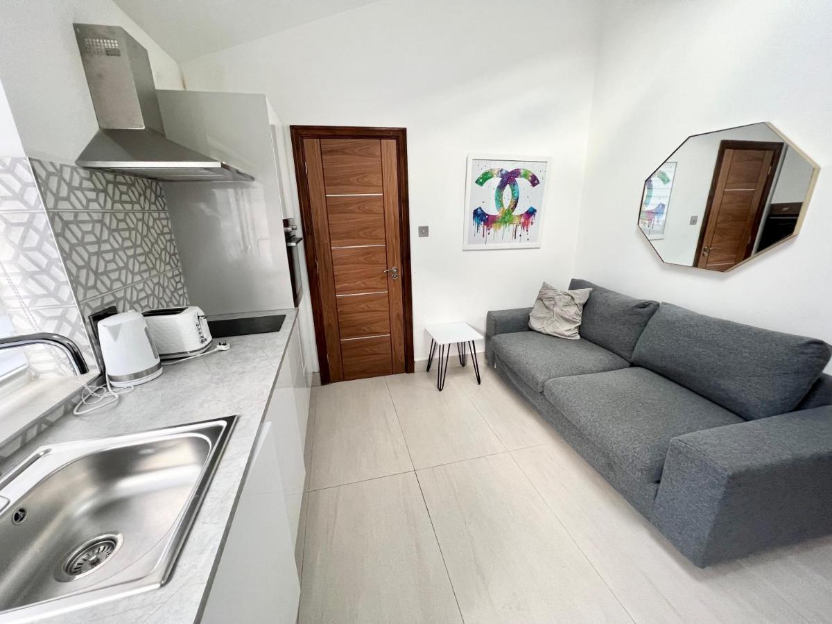 3 Cosy Homes Walking Distance To Mall With Parking Available To Book Separately 3 Bed House Or 1 Bed Apartment Or Studio Londres Extérieur photo