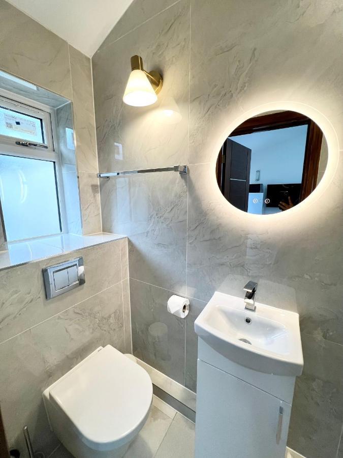 3 Cosy Homes Walking Distance To Mall With Parking Available To Book Separately 3 Bed House Or 1 Bed Apartment Or Studio Londres Extérieur photo