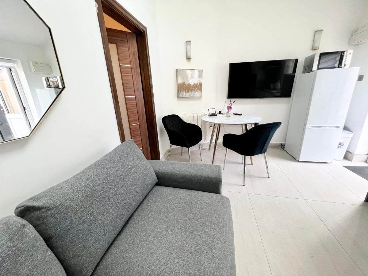3 Cosy Homes Walking Distance To Mall With Parking Available To Book Separately 3 Bed House Or 1 Bed Apartment Or Studio Londres Extérieur photo