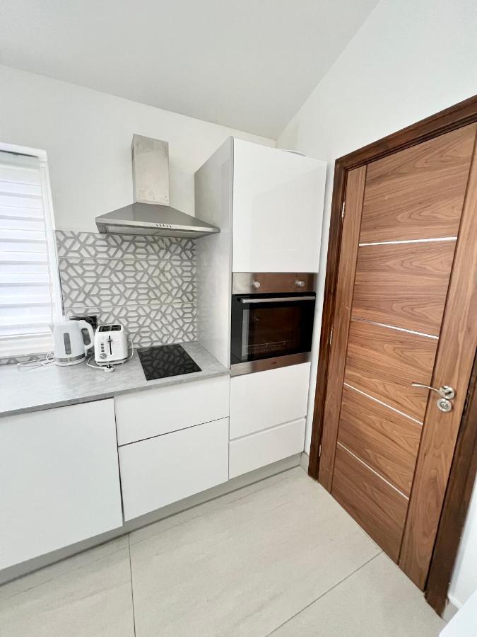 3 Cosy Homes Walking Distance To Mall With Parking Available To Book Separately 3 Bed House Or 1 Bed Apartment Or Studio Londres Extérieur photo
